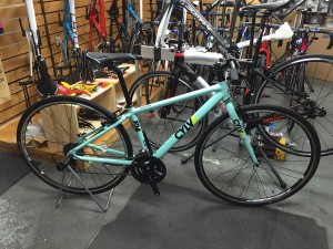 人気の32mmタイヤが装着されたクロスバイク %e3%82%b4%e3%83%ab%e3%83%95%e3%82%b3%e3%83%b3%e3%83%9a%e3%81%ae%e6%99%af%e5%93%81