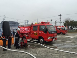 消防団・自衛消防/女性消防隊による一斉放水! 地元の中洲分団の車両です。