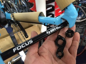 専用ディレーラーエンドを加工 ヤスリを使ってゴリゴリ