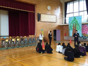 警察官の話に聞き入る児童