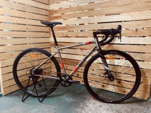 今、最も注目を集めているグラベルバイクです。