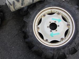 トラクターのタイヤ交換を実施!