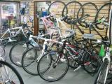 店内に新設したクロスバイクコーナーです。ＢＲＩＤＧＥＳＴＯＮＥのｏｒｄｉｎａ/ＡＮＣＨＯＲ　ＦＵＪＩ　ＭＥＲＩＤＡ　ｃｏｒｒａｔｅｃ　ｅｔｃ・・・　オススメは、コラテックのシェイプ・ウェイブ　シリーズです。