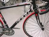 ＦＥＬＴ　ロードバイクです！　このブランドの特徴は、カラーコーディネイトです。ブレーキやシフトケーブルのアウターからタイヤ・ホイールに至るまで色の統一感を持たせ、華やかな印象が強いバイクに仕上がっています。こちらはシックに纏まっています。