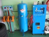 窒素ガス発生機です。このガスを充填することにより、空気圧の低下を防ぎ、温度変化による変動も防げます。