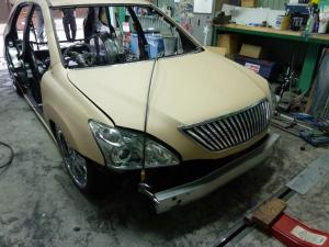 チブンファクトリーにて大幅なリメイク中のミッチーのハリヤーです。カスタムカーなんかの表紙に載る日も近いのでは？