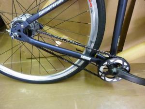 カーボンベルト　意外とガチガチに硬く、音やフィーリングが気になるとところです！　小さいギヤクランクも斬新です！　シンプルなクロスバイク！！