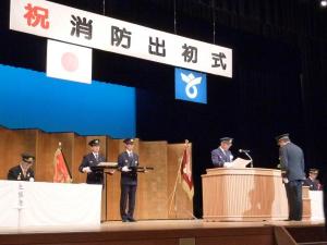 第1部式典にてうちのボスが式台に上がっています。