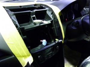 ナビゲーションを取付 中央の白いカプラ(ハザードランプ)が外し難く、非常に時間も掛かりました! 特に注意してください。