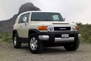 TOYOTA FJクルーザー 若い方から60才ぐらいのおじさんまで人気です! 何とも言われぬフロントマスクが・・・
