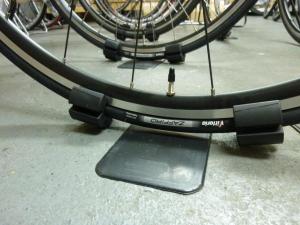 展示スタンド　タイヤ浮いてます！！