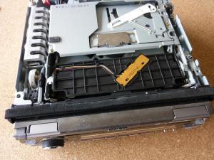 アゼストCDデッキを分解