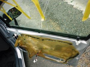 ガラス破損　分解作業