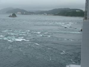鳴門海峡　　こんな激しい流れでも小さな船が懸命に進んでいます。リスクも非常に大きいですが！！！