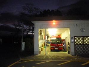 早朝、６時過ぎの消防車庫です。