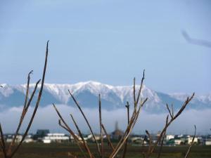 山脈の下に霧？