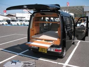 リヤの収納棚には小物が沢山入ります！