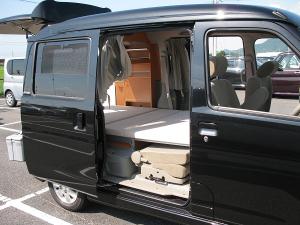 ４人乗車可能なノーマルタイプのキヤンピング仕様です。