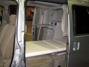 折りたたみ式テーブルでパソコンも利用可能です！