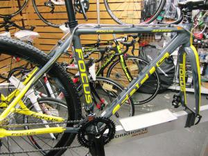 ＦＯＣＵＳシクロクロスです。綺麗なカラーリングが印象的です！　ロードバイクもご相談下さい。試乗会を開催します！