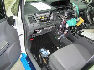 プリウスαにナビ取付