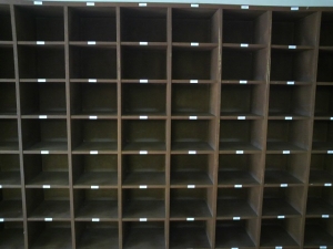 くつ棚にラベル貼り付け