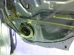 右ドアにスピーカーを組み込みました