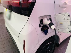 チャージ中のサクラEV車