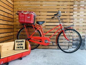 この真っ赤な自転車がプレゼントを運んでくれます❗️