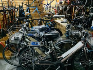 小さな町の自転車屋です。